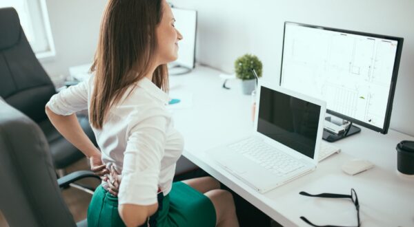 Consejos para teletrabajar sin que tu espalda y cervicales se resientan
