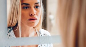 ¿Rojeces en la cara? Estas son las causas más comunes y los remedios más eficaces