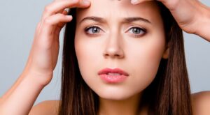Granitos en la frente: cuáles son sus causas y cómo decirles adiós