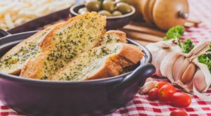 Pan de ajo gratinado con queso, ¡un snack muy sabroso!