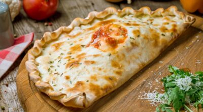 Calzone rellena de pollo, pimiento y queso de cabra