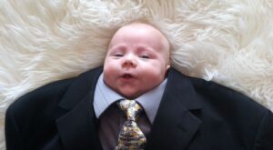 «Baby suiting», la moda de vestir bebés con trajes que arrasa en Internet