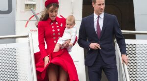 Los duques de Cambridge realizan su primer viaje junto al príncipe Jorge