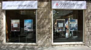 Nace «Abortion Travel», una agencia de viajes para abortar en el futuro