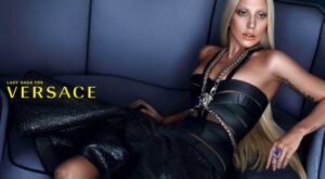 Lady Gaga posa sin maquillar para Versace pero ¡con mucho Photoshop!