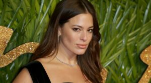 Ashley Graham incendia Internet con esta foto caliente en microbikini de leopardo