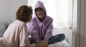 Mi hija no tiene amigos, ¿Qué puedo hacer para ayudarla?