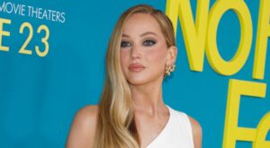 Jennifer Lawrence es una auténtica diosa moderna con este vestido de novia de inspiración antigua