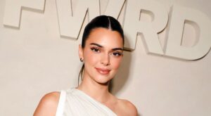 Kendall Jenner está adoptando esta tendencia de zapatos que se ha vuelto viral en Tiktok