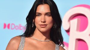 Dua Lipa se desnuda con este vestido de diamantes totalmente transparente para la premiere de Barbie