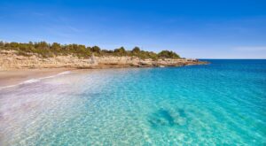 Esta playa española de aguas turquesas es una de las más bonitas del mundo (¡ a visitar con urgencia!)