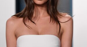 Estos 3 deportes son los mejores para deshacerse de la grasa y obtener los abdominales de Emily Ratajkowski