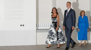 Reina Letizia vuelve a conquistar con su look y un vestido de Carolina Herrera de lo más favorecedor