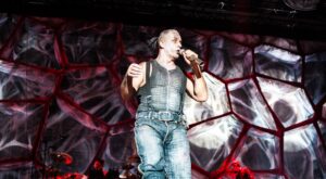 Multitudinaria protesta contra la banda Rammstein por acusaciones de abuso sexual de su vocalista