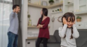 Cómo identificar a un padre narcisista y proteger el bienestar de tus hijos