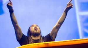 El público de Tomorrowland cantando ‘La gata bajo la lluvia’ de Rocío Dúrcal gracias a Steve Aoki