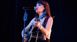 Eva Amaral en Sonorama: Analizando el impacto del topless que desafía normas y eleva la voz por la igualdad de género