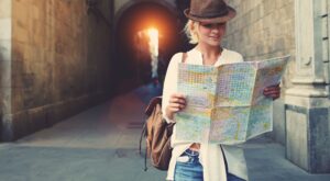 Viajar sola: el boom de los viajes en solitario como terapia y autoconocimiento