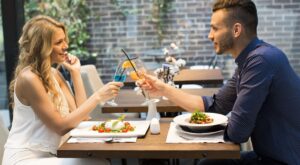 Preparándote para tu primera cita: cómo leer el lenguaje corporal a través de su forma de comer