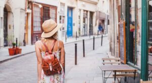 Los mejores destinos para viajar sola este 2023 según un estudio