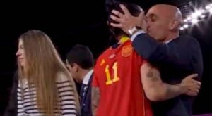 Luis Rubiales pide disculpas por polémico beso a Jenni Hermoso, en conflicto con protocolo antiviolencia de la RFEF