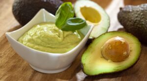 Aprende a hacer esta saludable mayonesa verde con aguacate