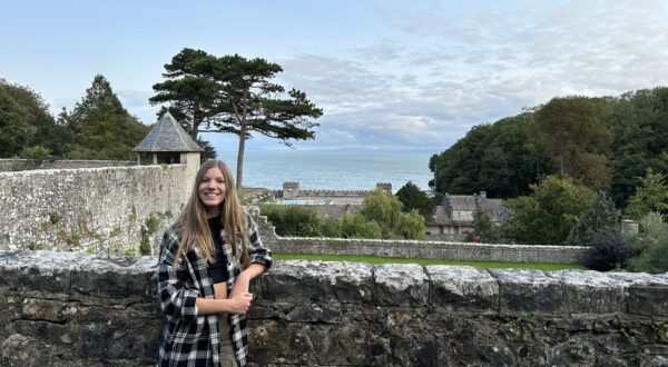 La Infanta Sofía ha llegado a Gales en donde pasará 2 años estudiando el Bachillerato. Los reyes se quedan solos