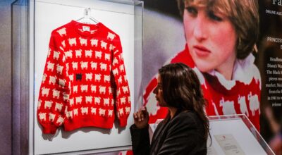 Sale a subasta el icónico jersey rojo ‘Black Sheep’ de Lady Di que podría superar los 70.000€