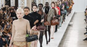 La tendencia más atrevida que llega este otoño/invierno 23-24 y que Emma Corrin sabe cómo lucir