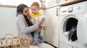 Ministerio de Igualdad crea app para equilibrar tareas domésticas: ¡Mujeres dedican 12,5 horas más!