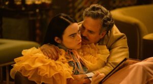 Emma Stone empodera la película feminista ‘Pobres Criaturas’ que consigue premio a la mejor película en Venecia