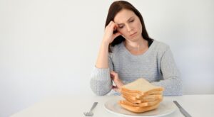 Advierten que restringir carbohidratos y grasas presenta riesgos a largo plazo, según un reciente estudio