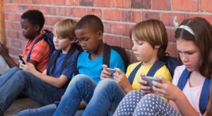 Este es el tiempo máximo que puede estar un niño frente a la pantalla, según pediatras