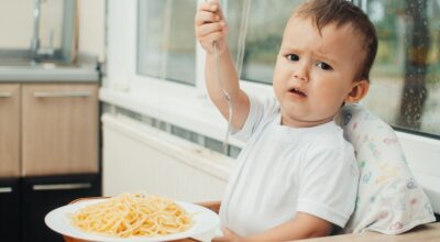 Evita estas 4 frases al hablar con tus hijos para fomentar una relación saludable con la comida