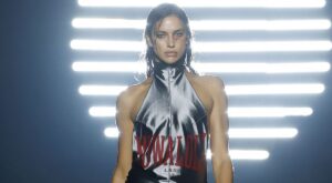 Irina Shayk protagoniza el desfile más polémico del London Fashion Week primavera-verano 2024