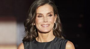 Letizia deslumbra con un look vintage y su vestido reciclado en el Teatro Real de Madrid
