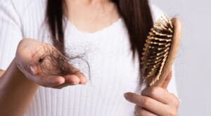 Tú también puedes evitar la caída del cabello en otoño con el secreto revelado por la experta Boticaria García