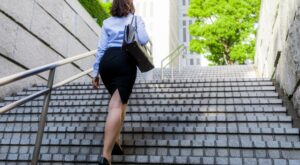 10.000 pasos vs. 50 escalones: La fórmula secreta para un corazón fuerte y sano según nuevo estudio