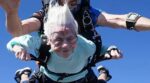 Mujer de 104 años bate récord Guinness al lanzarse en paracaídas