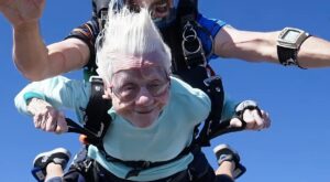 Mujer de 104 años bate récord Guinness al lanzarse en paracaídas