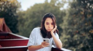 Tú y el FOMO: Descubre cómo vencer el miedo a perderse la vida en las redes sociales