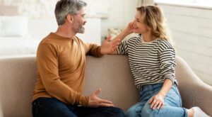 Domina la escucha activa: Clave para reducir el estrés y fortalecer tus relaciones