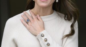 Kate Middleton sorprende con un conjunto de falda y jersey de una firma francesa