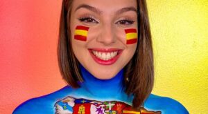 Artista murciana se hace viral con su homenaje ‘ body painting’ por el Día de la Hispanidad