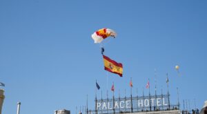 La primera mujer paracaidista en el desfile del 12-O: Un momento histórico en el Día de la Hispanidad