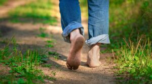 Tus pasos libres: Los beneficios de andar sin zapatillas según Harvard