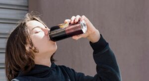 Riesgos del consumo de bebidas energéticas en menores y la importancia de su prohibición