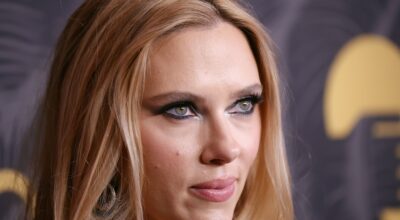 Scarlett Johansson brilla en los Golden Heart Awards con su eyeliner perfecto y elegante look negro