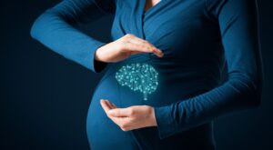 Tus hormonas lo cambian todo: Cómo el embarazo ‘reconfigura’ tu cerebro para la maternidad