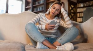 ¿Eres víctima del ‘doomscrolling’? Descubre sus impactos en tu salud mental y cómo protegerte